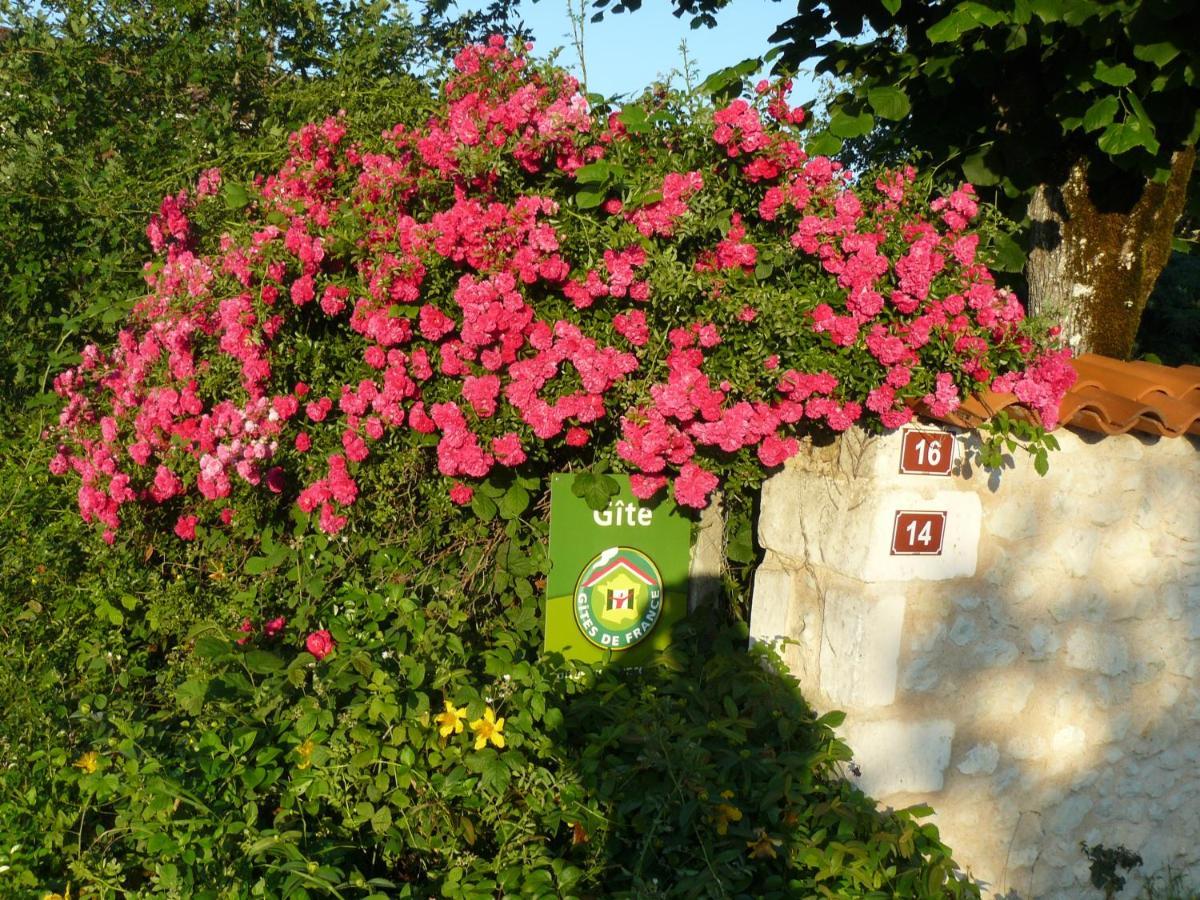 Gite Rural Charentais Les Essards  Exterior photo